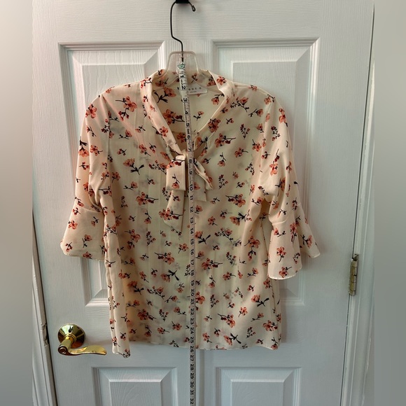 I GOT C Made in Korea Flowered Off White Blouse w/ pink flowers - Picture 2 of 4